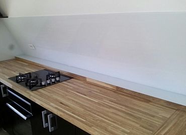 oblaganje zidne površine u kuhinje staklom