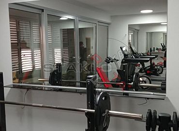 ogledalo i staklena polica za teretanu