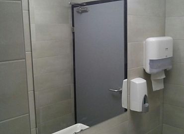 ogledalo ljepljeno na zidnu površinu-pločice