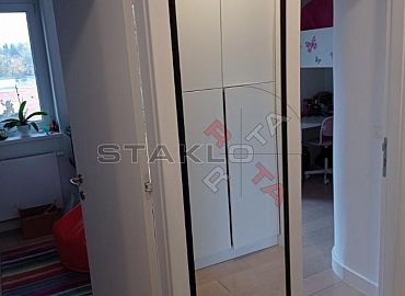 ogledalo sa drvenom ramom