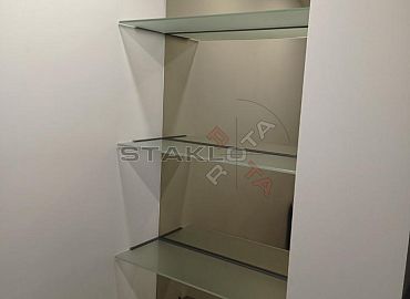 ogledalo sa staklenim policama