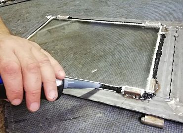 vatrostalno staklo rezano na dimenzije i montaža na metalna vrata kamina i peći