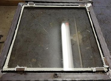 vatrostalno staklo rezano na dimenzije i montaža na metalna vrata peći i kamina